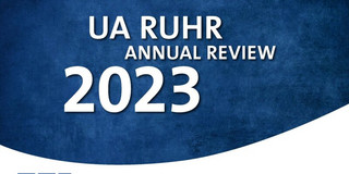 Blauer Hintergrund mit den Worten "UA Ruhr Annual Review 2023"